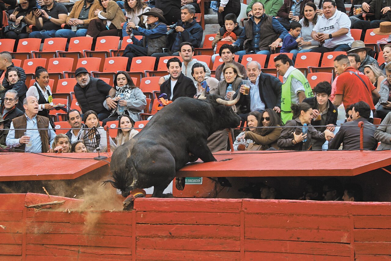 El vuelo de Hechicero que recordó a Pajarito en la Plaza México