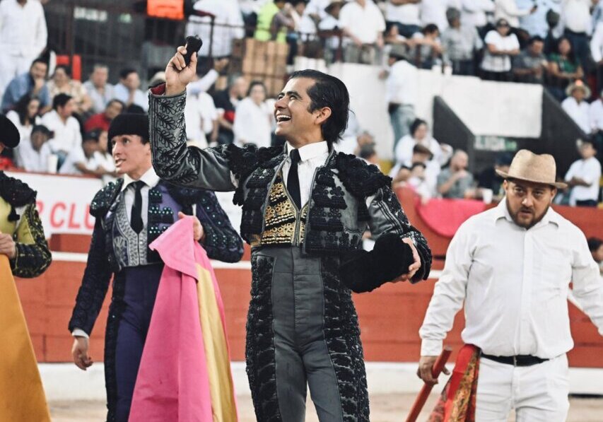 Castella y Adame pasean una oreja por coleta en Mérida