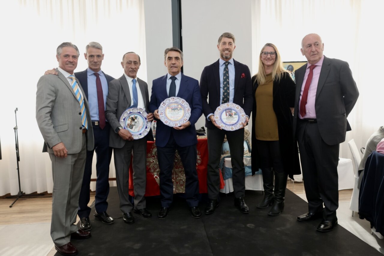 Victorino Martín, Escribano y Marco Pérez, premiados en Alicante por la asociación Puerta Grande