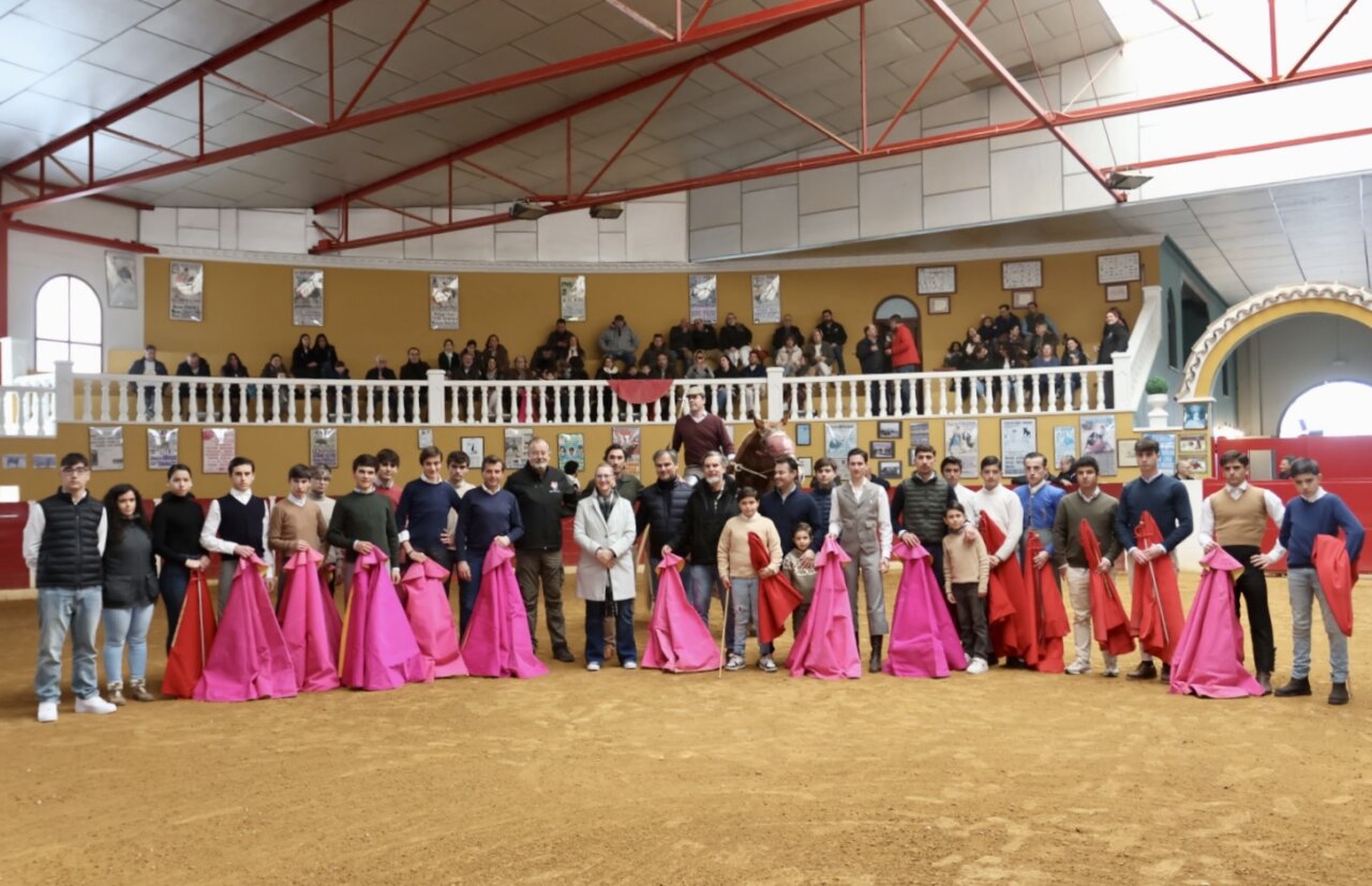 La Escuela Taurina de Alicante inicia el curso 2025 en la ganadería de Nazario Ibáñez