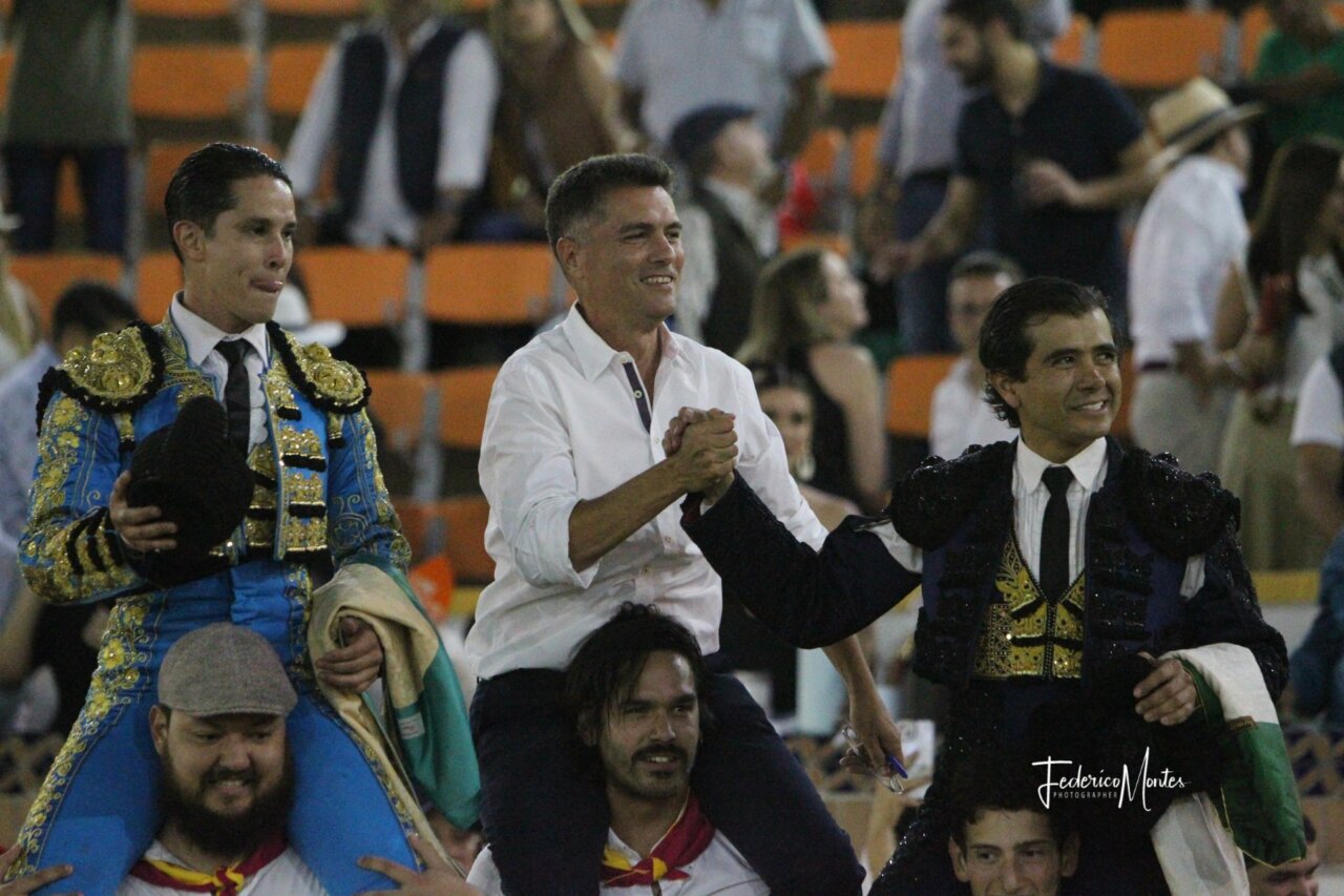 Joselito Adame indulta en San Cristóbal, a hombros junto a Antonio Suárez