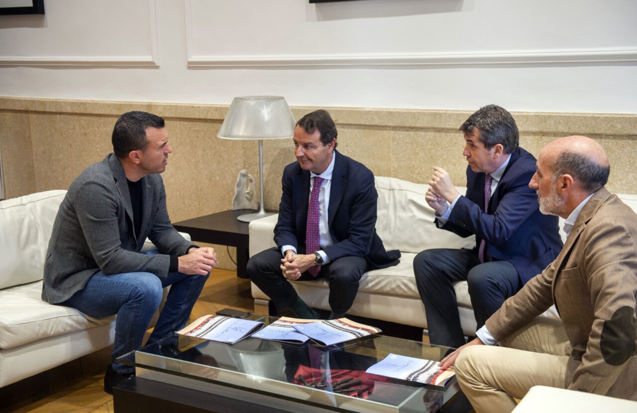 Espacios Nautalia 360 entrega los carteles de la Feria de Fallas a Vicent Mompó