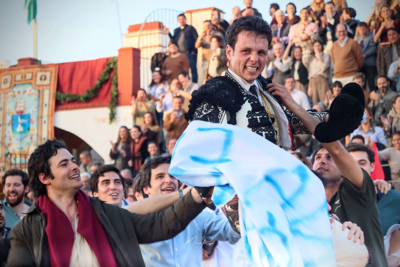 Indulto de Juanillo en su triunfal gesta en solitario (y debut) en Cantillana