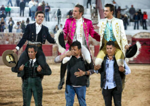 La terna a hombros en la corrida de rejones de Cedral, este domingo 23 de febrero.