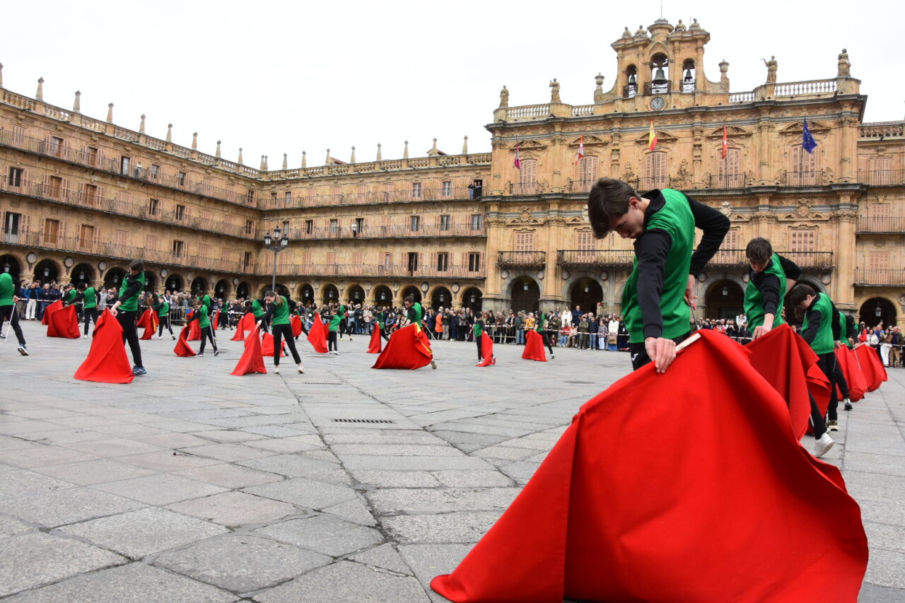 La Escuela Taurina de Salamanca, toreo a compás de salón en la Plaza Mayor