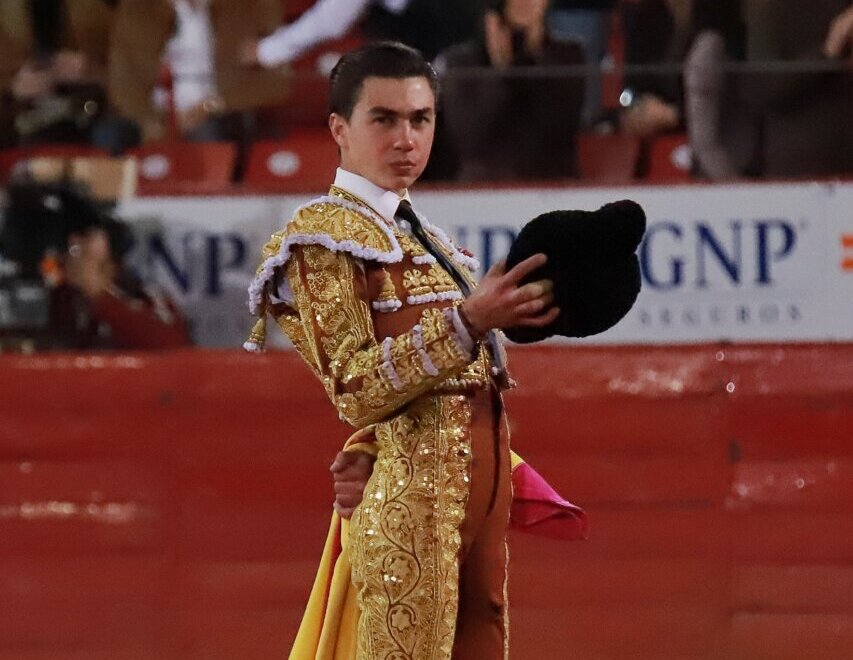 A Bruno Aloi se le escapa el triunfo por el acero en la novillada de la México