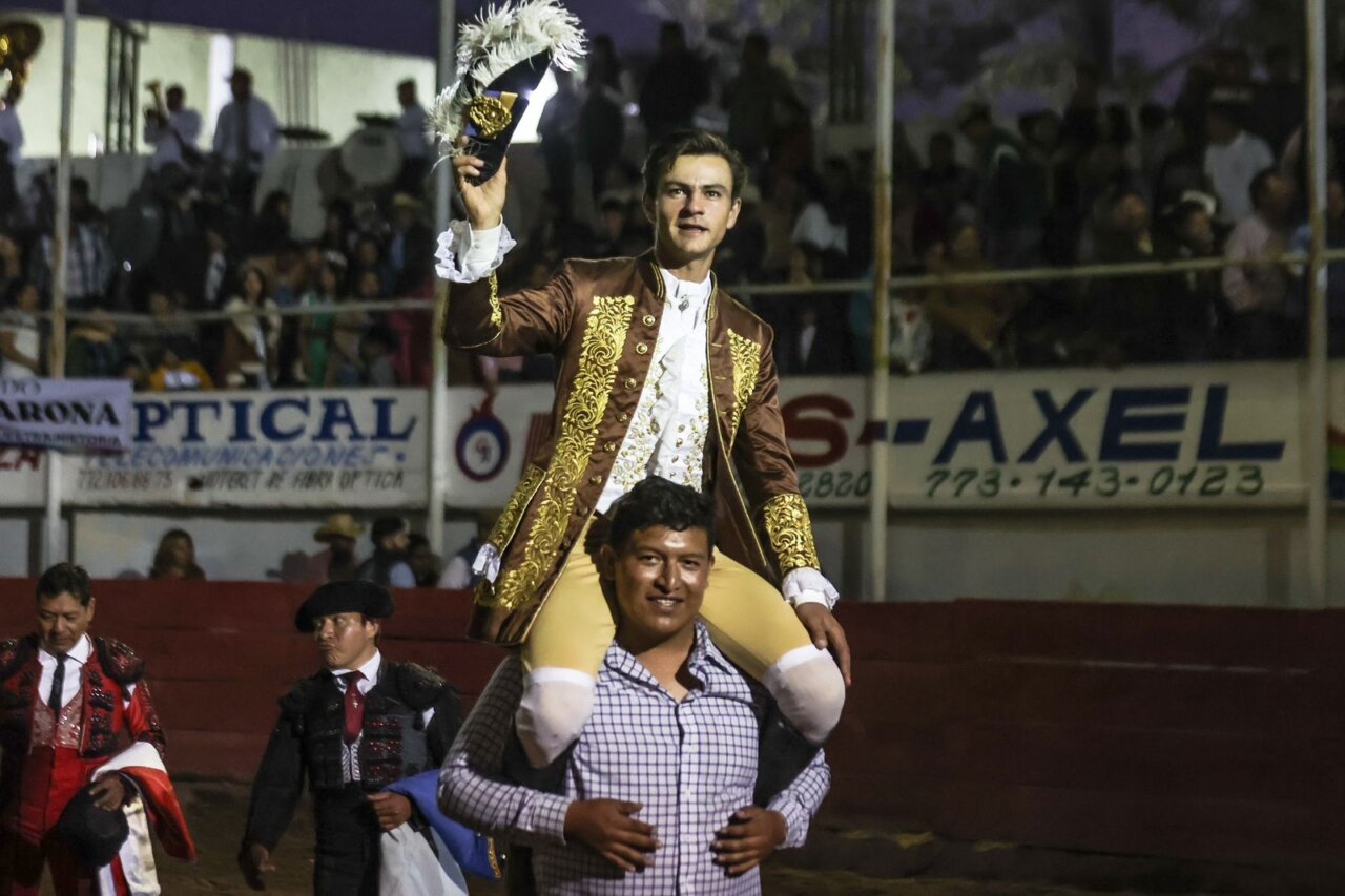 Fauro Aloi corta tres orejas en Tezontepec de Aldama