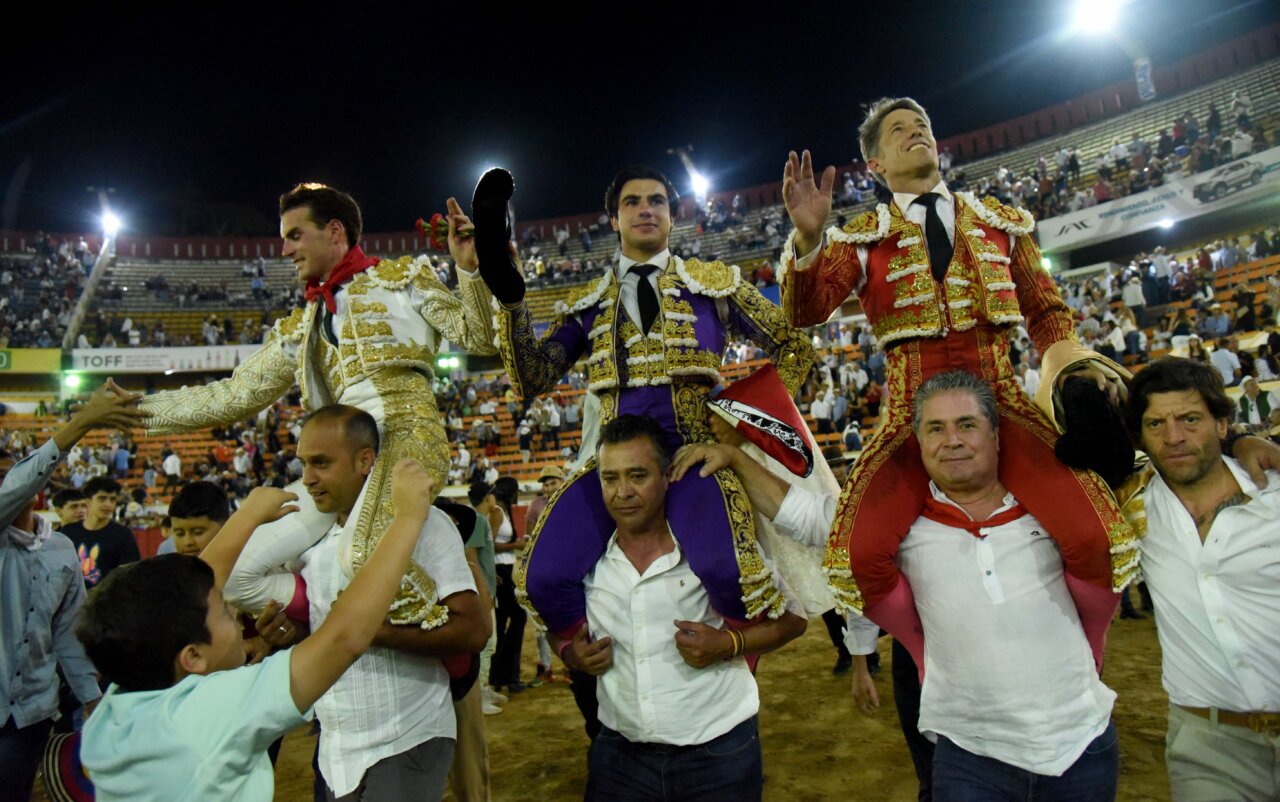 Escribano, que indulta, triunfa en el cierre de San Cristóbal con Fernando Adrián y Colombo