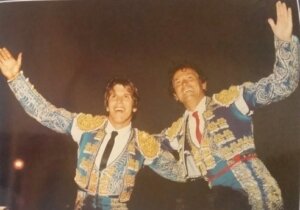 Manuel Díaz "El Cordobés" y Palomo Linares saliendo a hombros en Martos (Jaén).