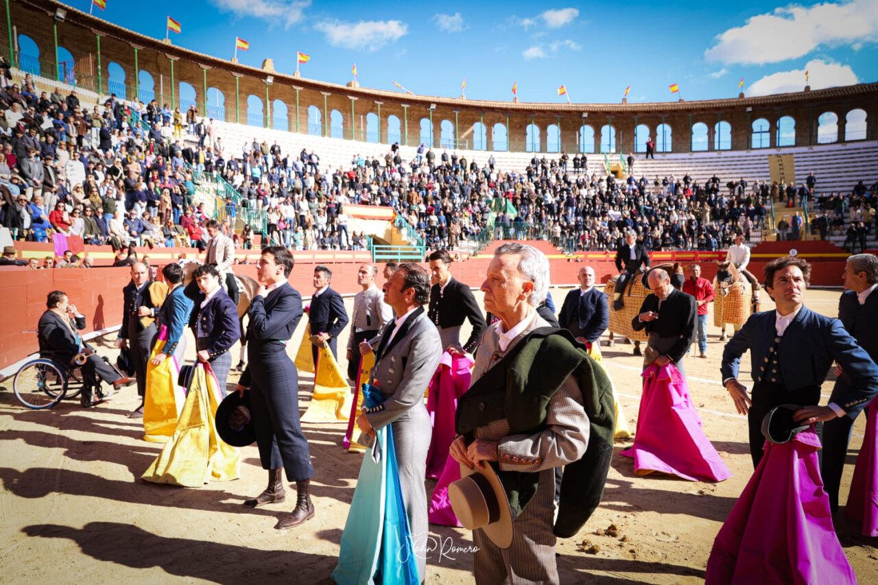Frío, sol y buen toreo en el festival de Requena