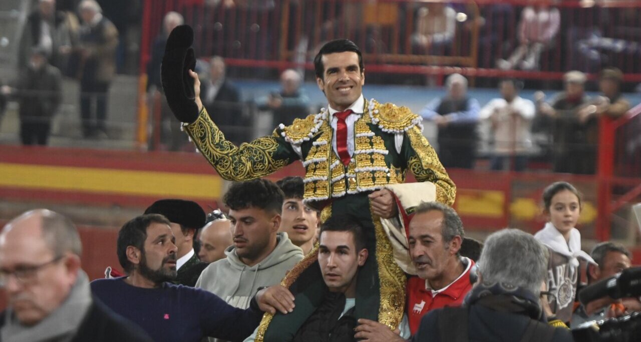 Faena importante de Emilio de Justo que se lleva el mano a mano en Valdemorillo