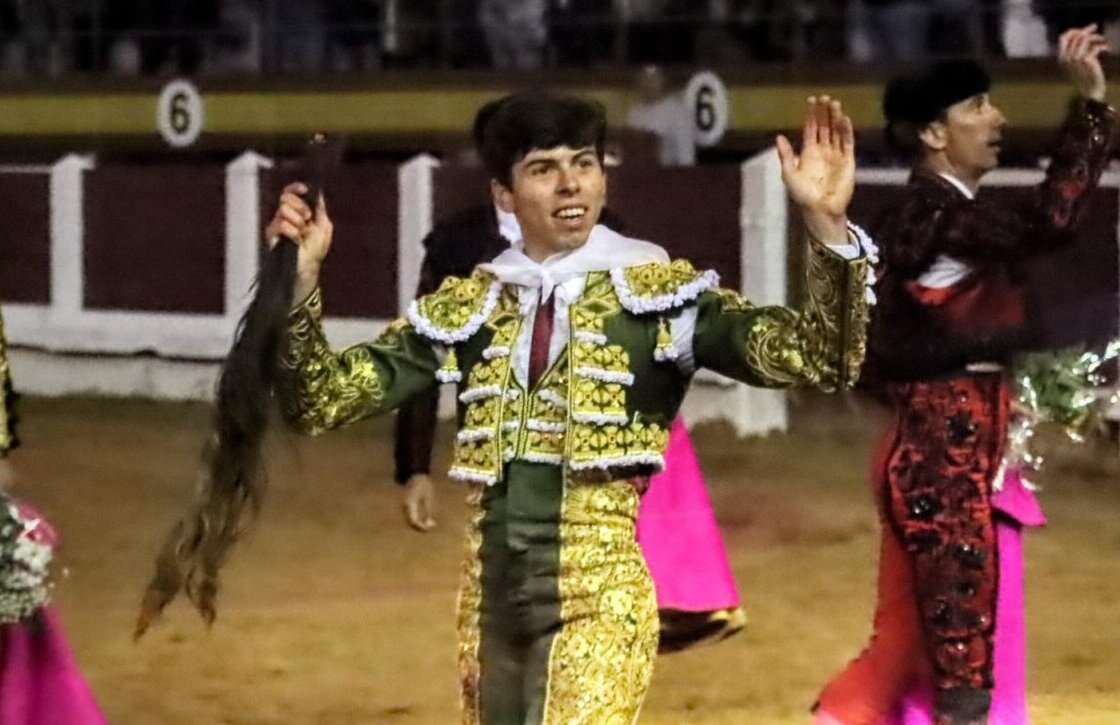 Prometedor debut de Julio Méndez, a hombros con El Mella y Jorge Hurtado