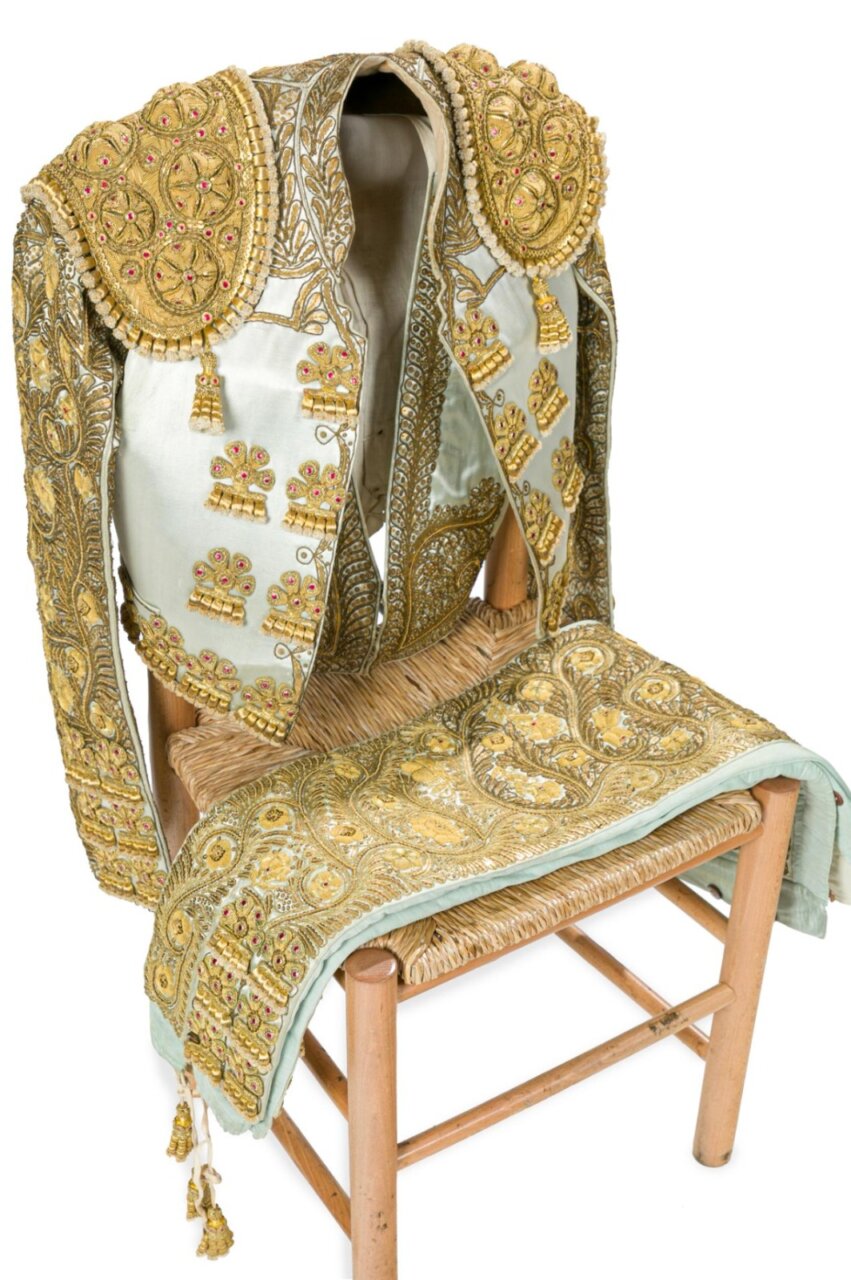 A subasta un vestido de luces espuma de mar y oro de Manolete