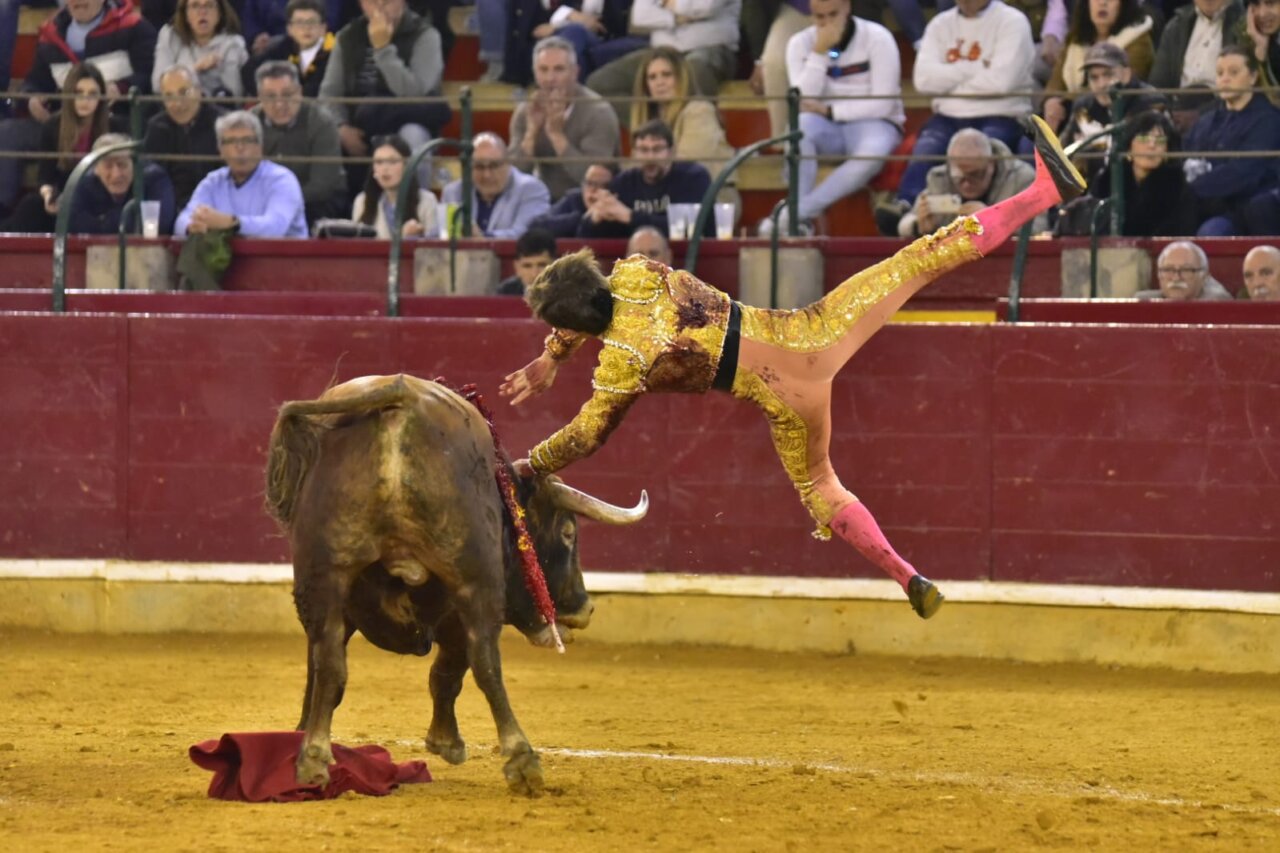 Aarón Palacio, dos duras volteretas en su debut en Zaragoza
