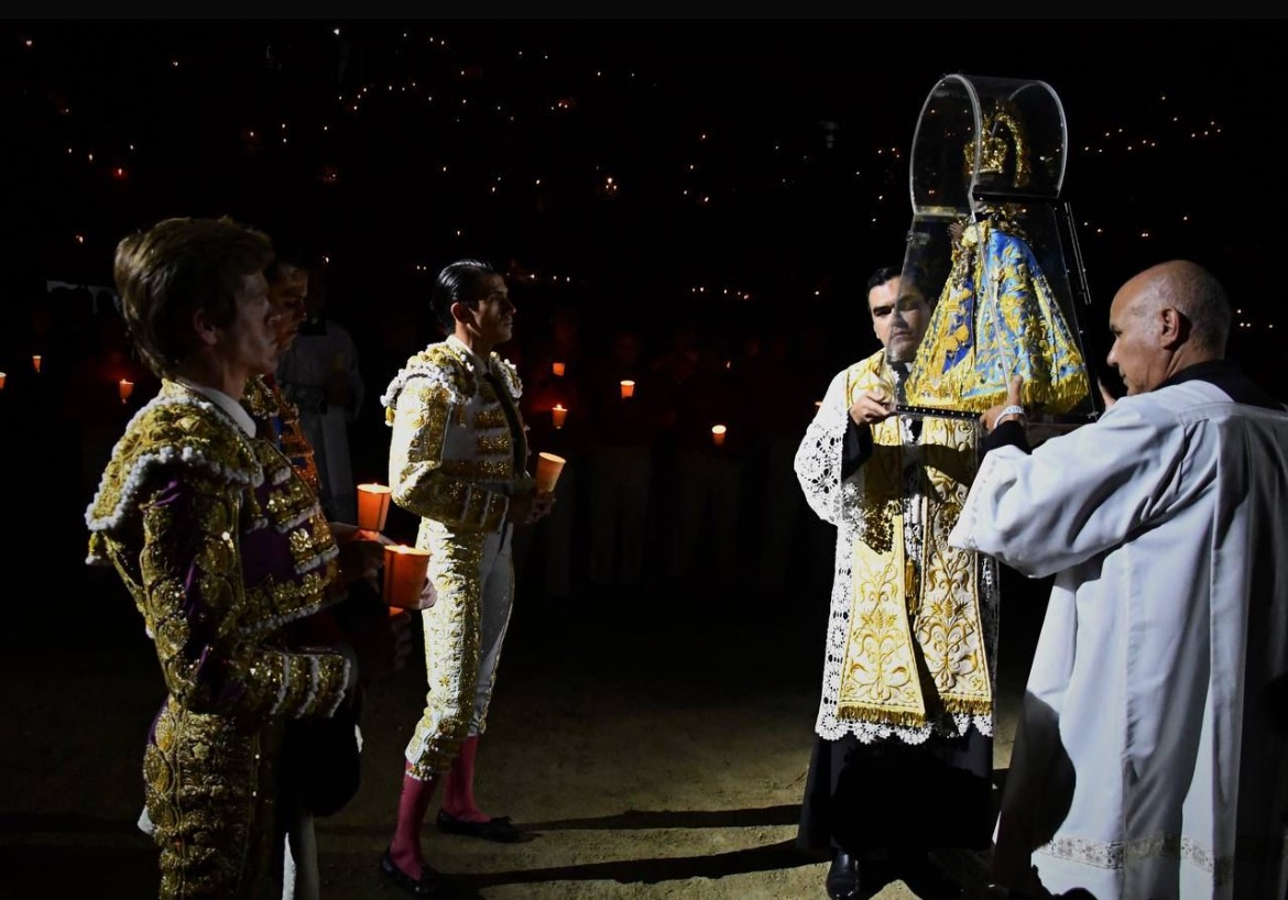Procesión de los toreros con la Virgen de Zapopan tras el paseillo. I EMSA