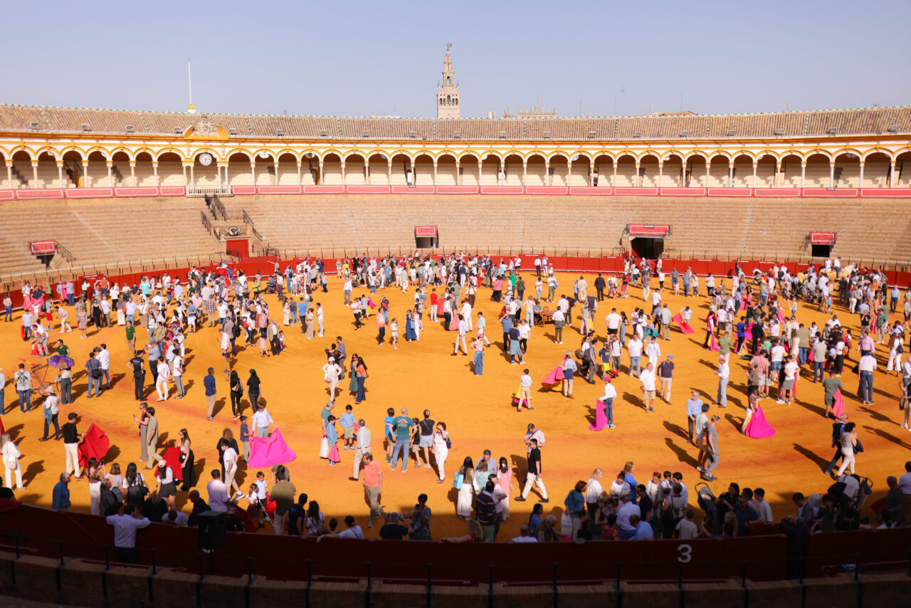 El público acude en masa a la jornada de puertas abiertas en la plaza de toros de Sevilla