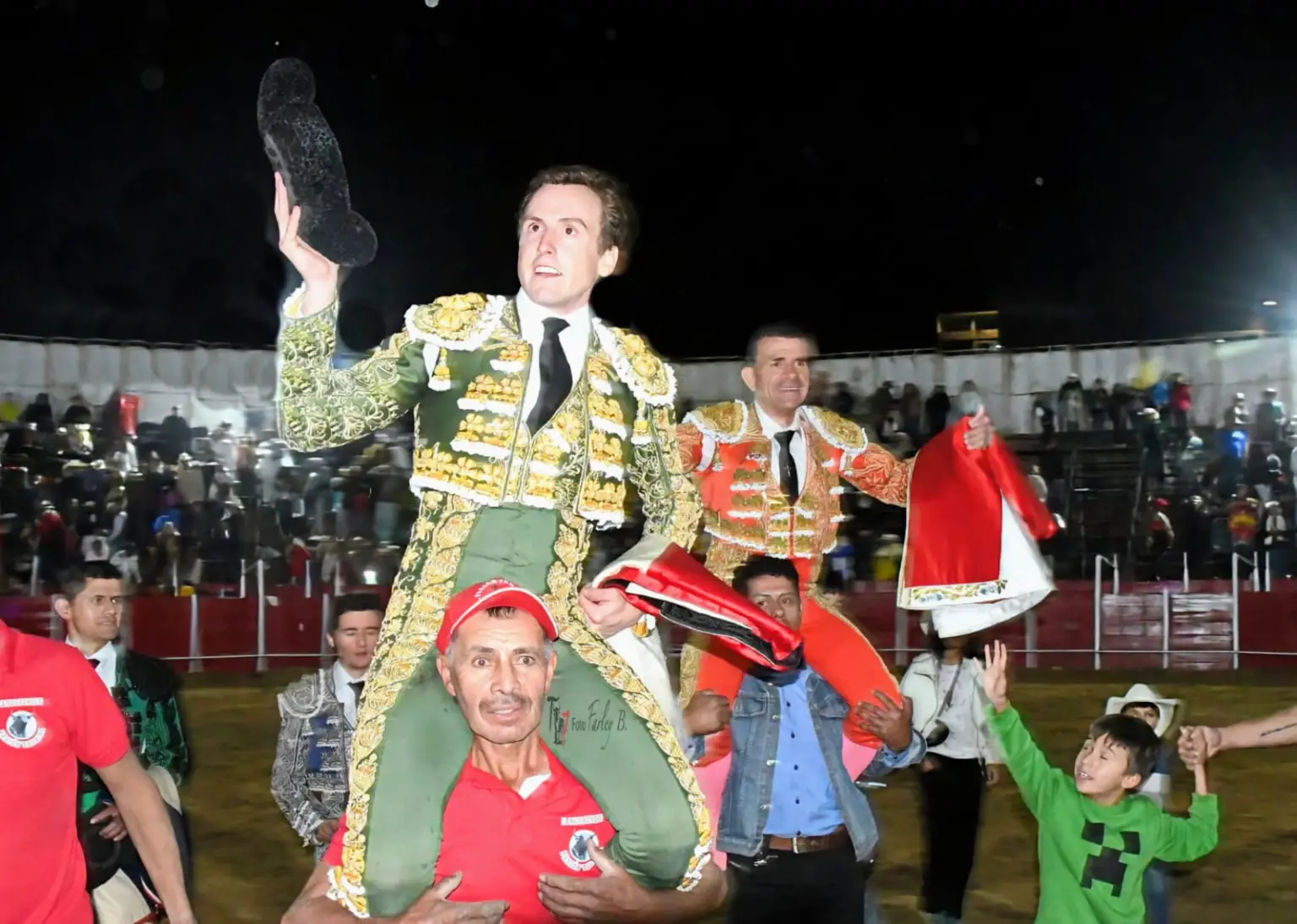 Román indulta en Lenguazaque y triunfa junto a Sebastián Vargas