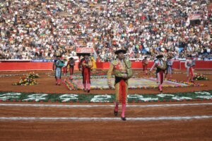 El maestro en uno de sus anteriores paseíllos en la México. APLAUSOS