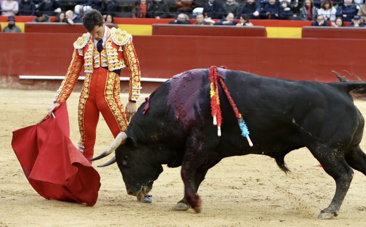 Luque, calor contra el frío, toreo contra el tedio en Valencia