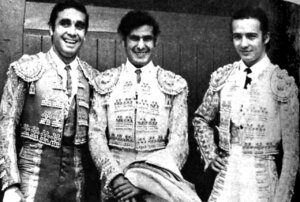 Antonio José Galán, Ruiz Miguel y Manzanares, sonrientes en el patio de cuadrillas.