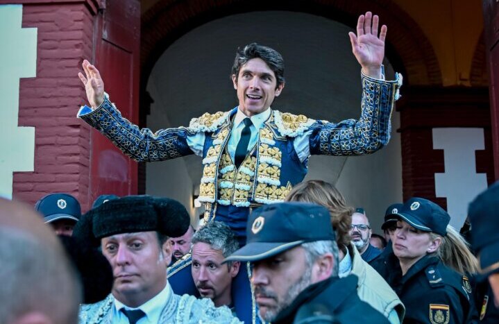 Castella, a hombros en el cierre de Castellón