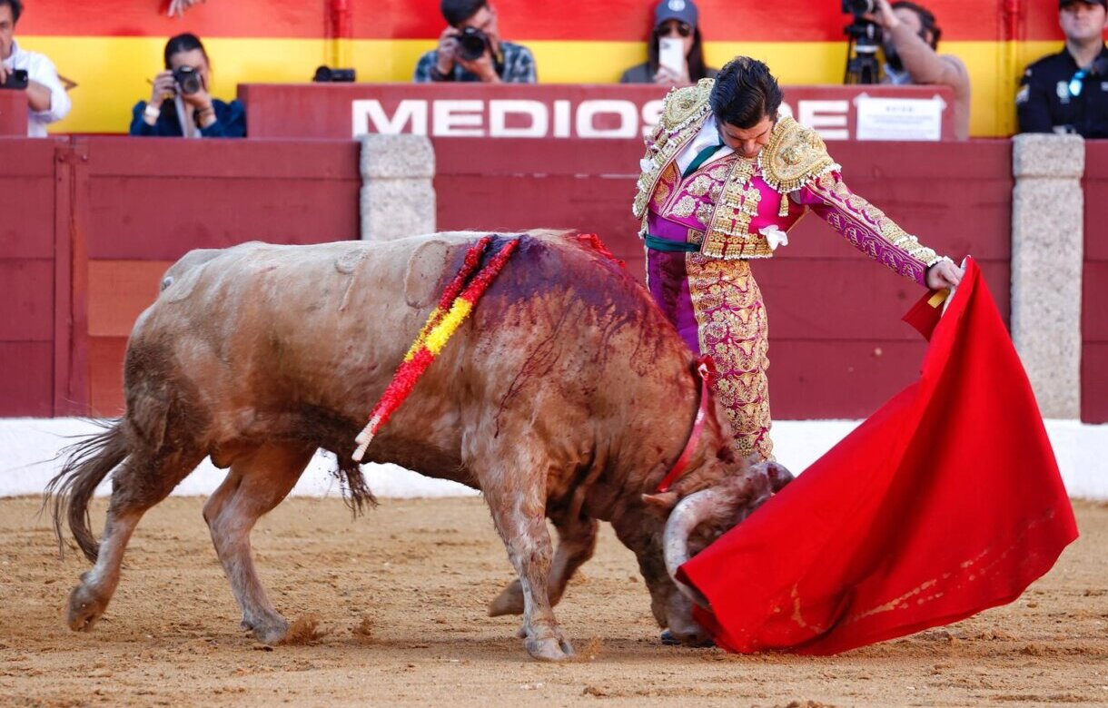 Morante cuaja una obra de arte en su vuelta y sale en hombros con Emilio de Justo y Borja Jiménez