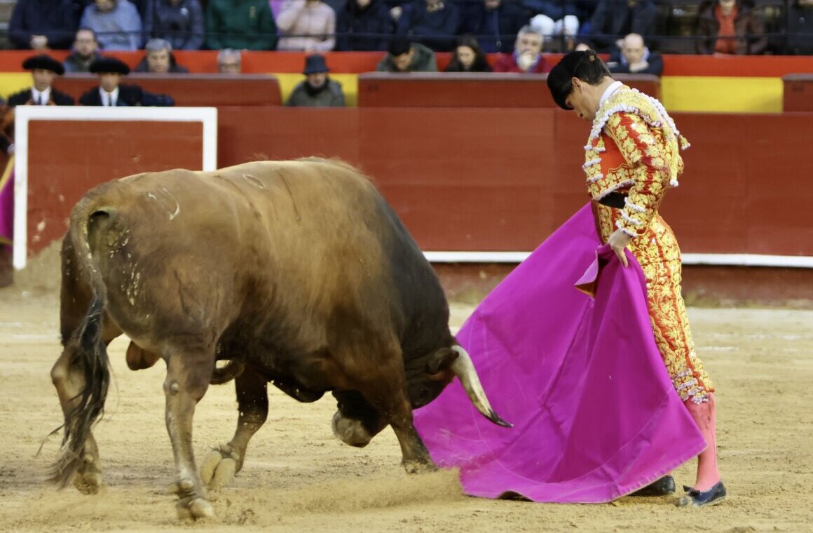 El capote de Luque al quite del frío