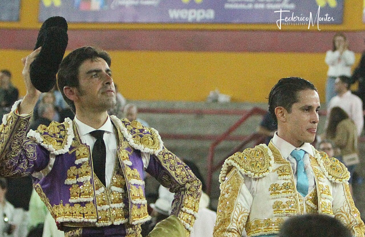 Perera, tres orejas, a hombros con Suárez en la primera de Mérida