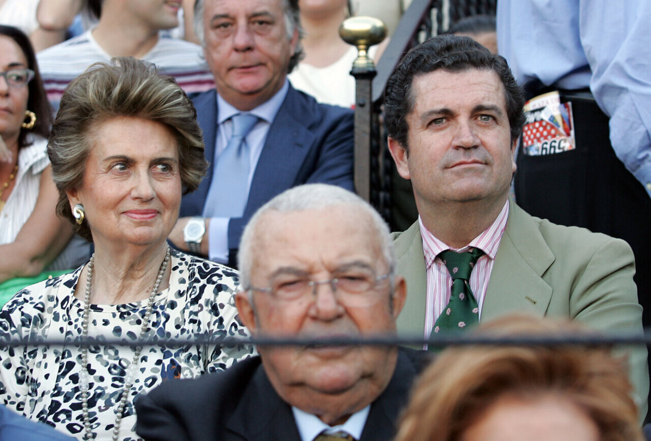 Paloma Eulate junto a su hijo Borja Prado en la Maestranza de Sevilla. Foto: Arjona