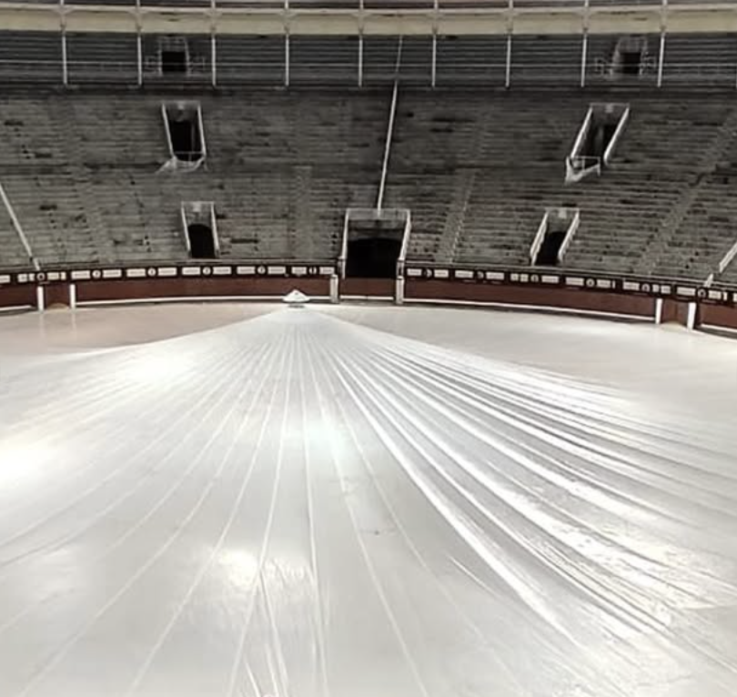 La lona ya resguarda de la lluvia el ruedo de Las Ventas de cara a la corrida del domingo