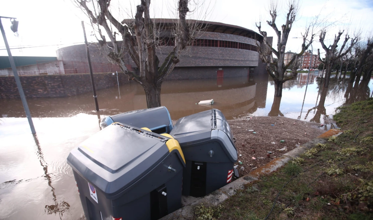 Se desborda el río Adaja en Ávila e inunda los alrededores de la plaza de toros