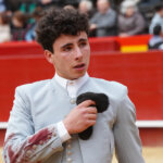 Bruno Gimeno, con la oreja conquistada. Foto: Antonio Vigueras