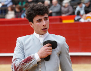 Bruno Gimeno, con la oreja conquistada. Foto: Antonio Vigueras