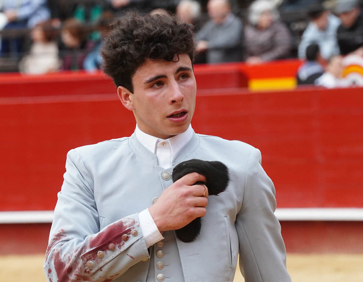 Bruno Gimeno, con la oreja conquistada. Foto: Antonio Vigueras