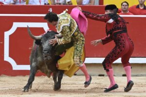 Momento de la dura cogida sufrida por Rafaelillo. Foto: Javier Arroyo