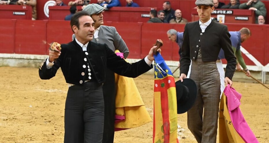 Jaén torea por Valencia con un emotivo y triunfal festival