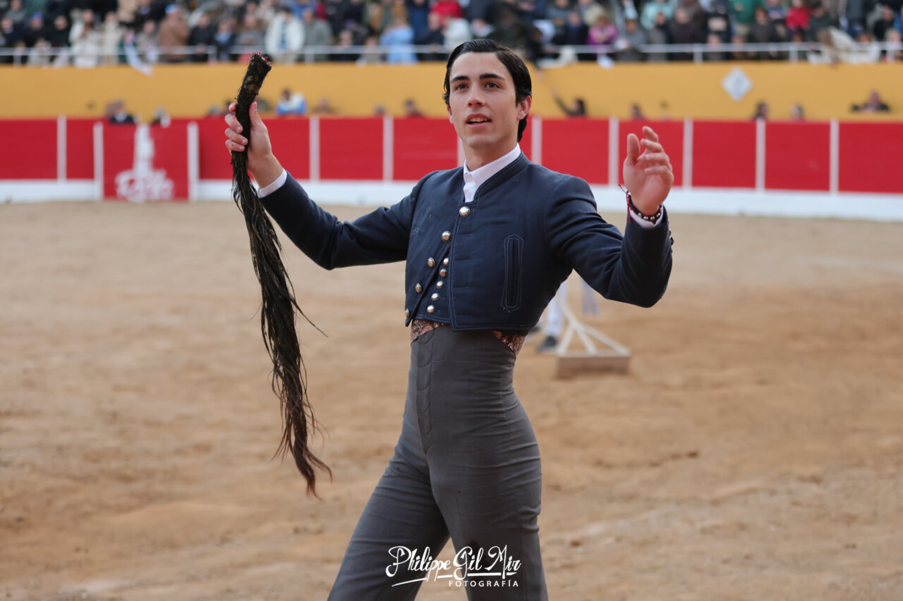 Ocho orejas y dos rabos en el exitoso festival de Ricla
