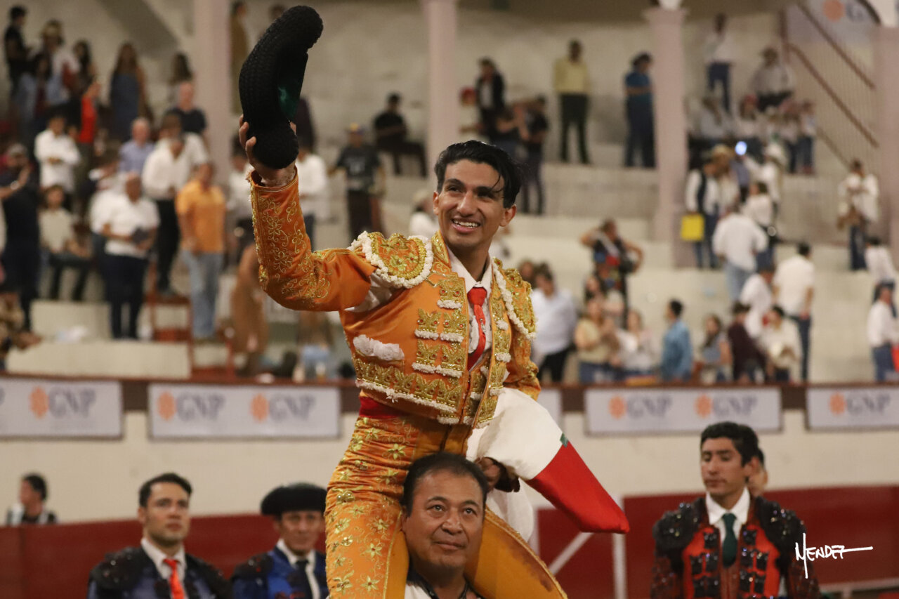 César Ruiz sale a hombros y Mario Vilau cae herido en Aguascalientes