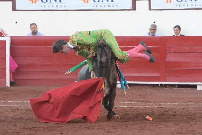 Mario Vilau, cornada de dos trayectorias de 15 y 7 cm en su debut en México