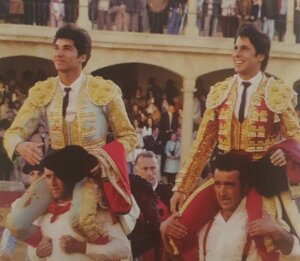La foto final no pudo ser más feliz: Cayetano y su hermano Francisco, a hombros en una abarrotada maestranza de Ronda.