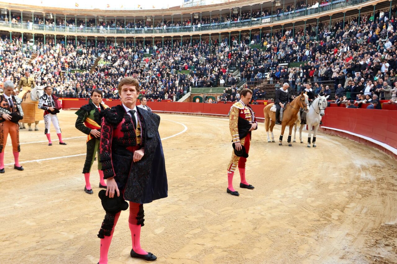 Emotivo minuto de silencio en memoria de las víctimas de la DANA en Valencia