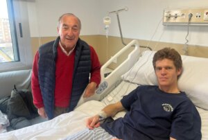 El ganadero Álvaro Martínez Conradi, junto a Borja Jiménez en el Hospital La Salud. Foto: Aplausos