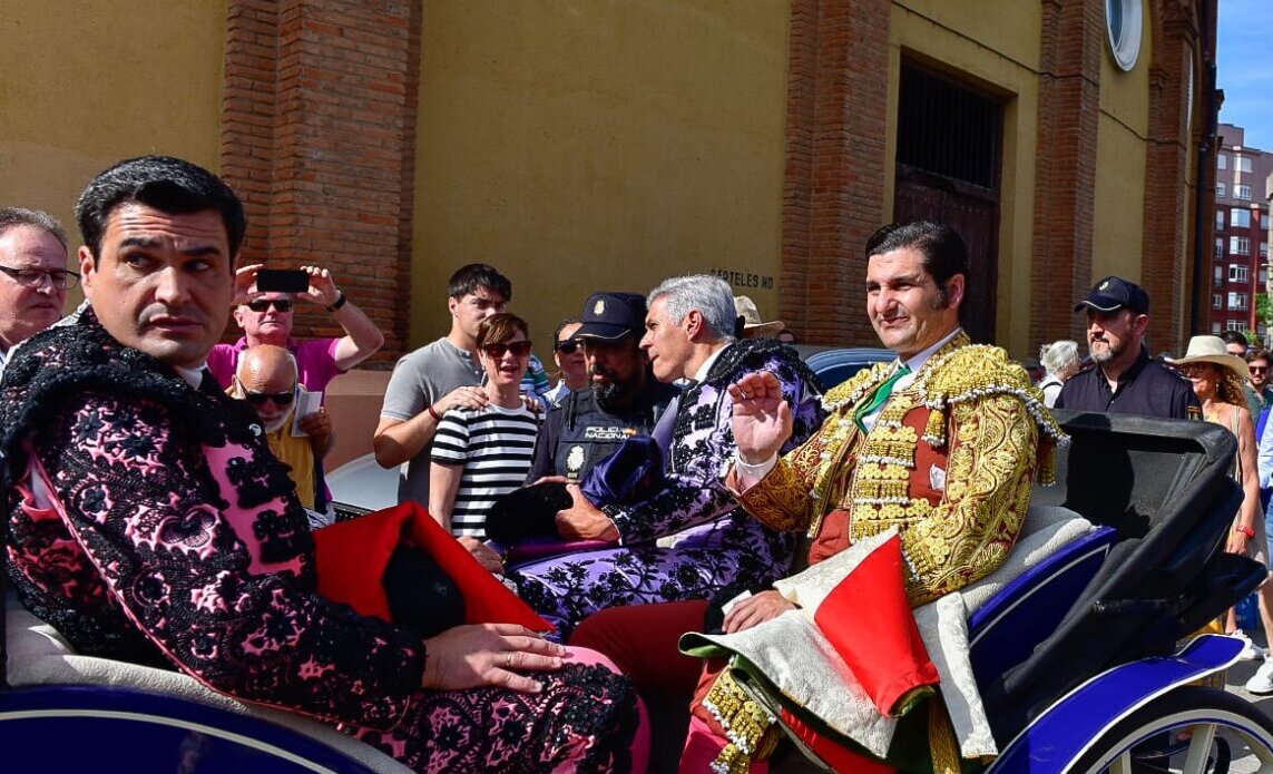 Morante, oreja del primero de la tarde en León