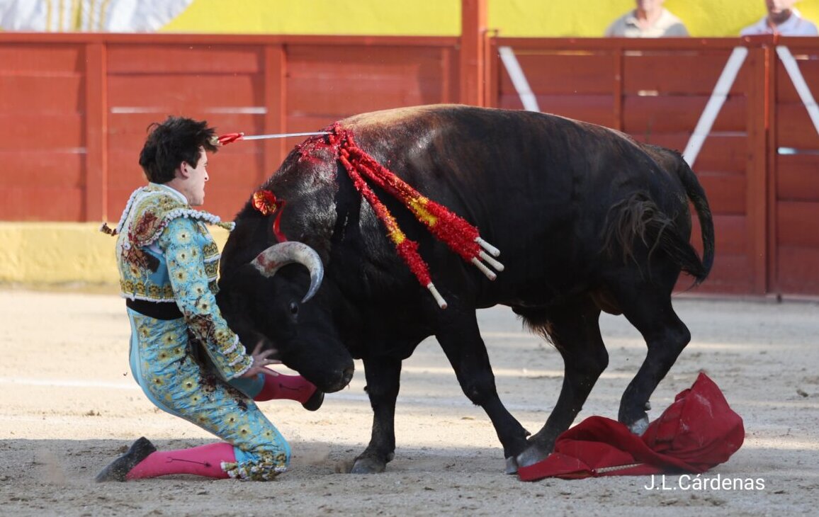 Luis González, apoderado de Sergio Rollón: "La pierna se le ha inflamado mucho; le han colocado una media de compresión"