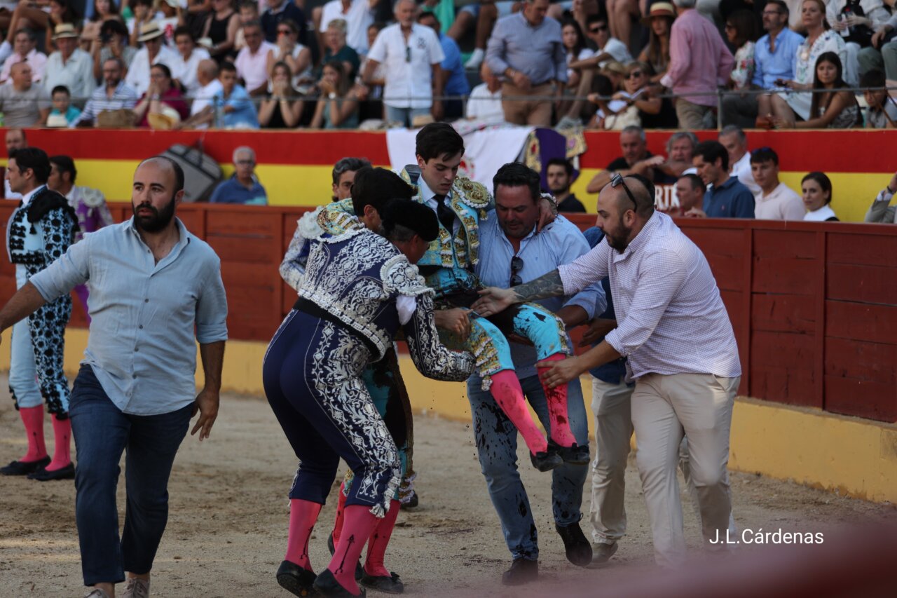 Secuencia de fotos de la cornada más grave del año sufrida por Sergio Rollón