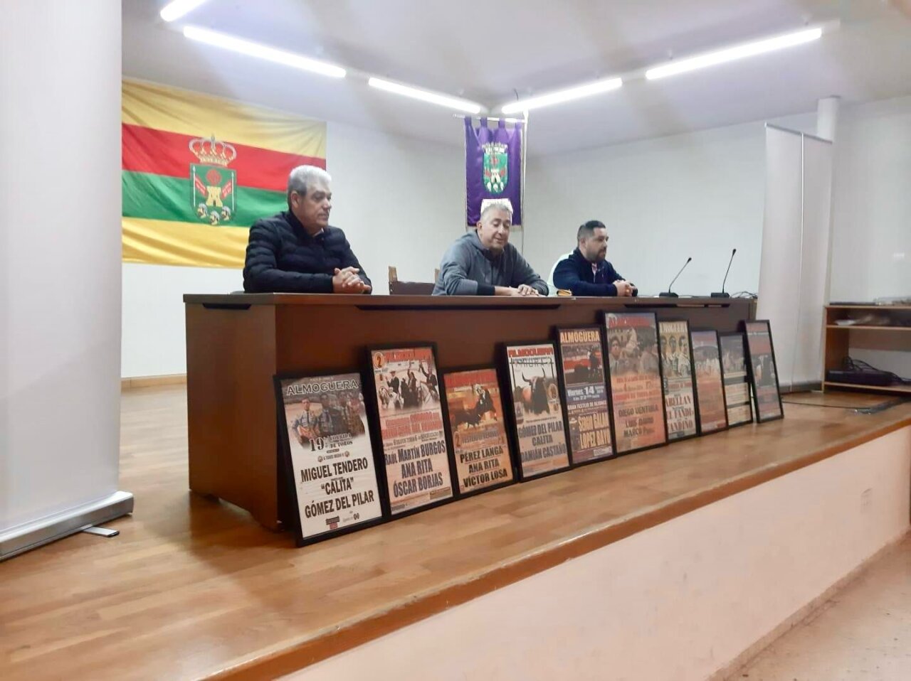 Almoguera presenta el cartel de la Corrida de la Santa Cruz de Mayo