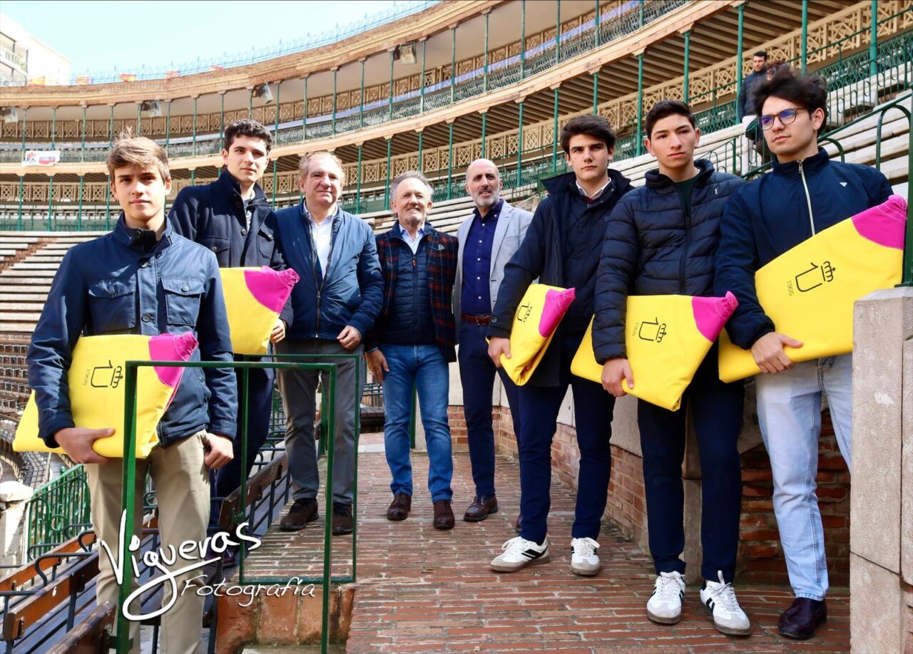La RUCTL entrega capotes a los alumnos de la Escuela Taurina de Valencia afectados por la DANA