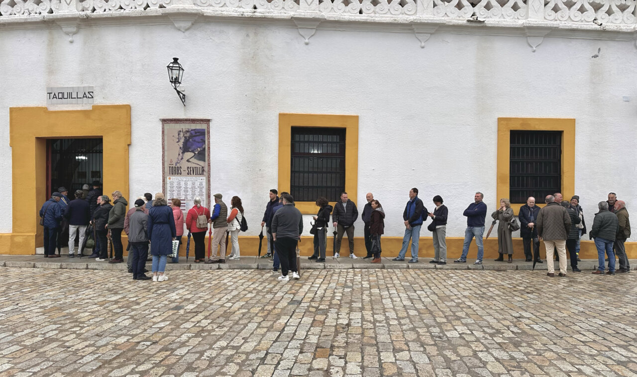 Colas y buen ambiente en la apertura de taquillas para los abonos en Sevilla