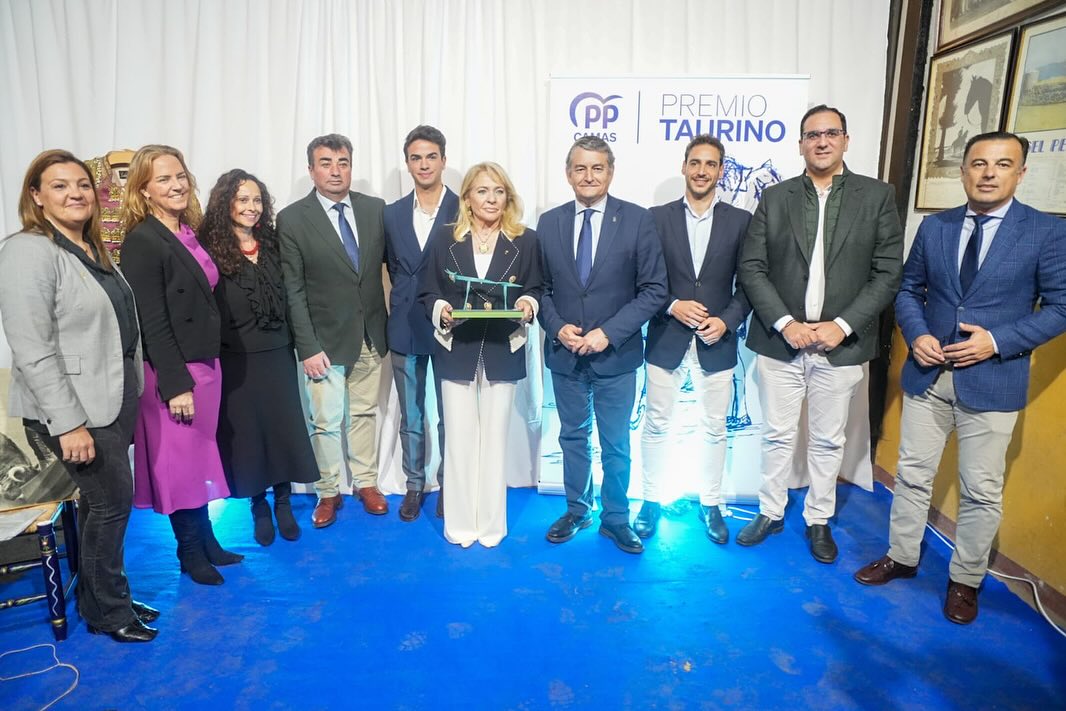 Emotivo reconocimiento del Partido Popular a Paco Camino en Camas