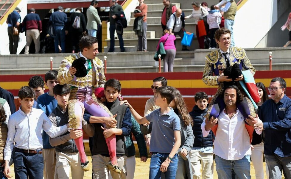 Álvaro Serrano y Joel Ramírez, a hombros en El Álamo